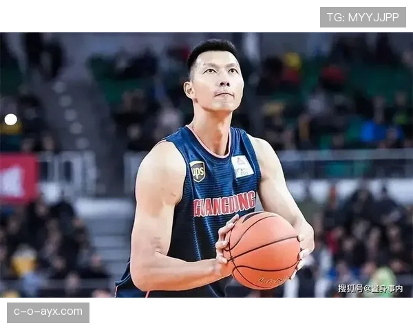 易建联家里这厨房比五星酒店还奢华，穿运动鞋都像踩金子一样