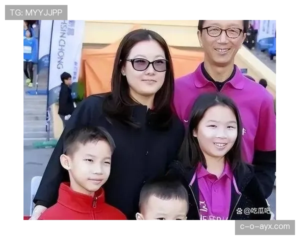 伏明霞穿着运动服逛奢侈品店，旁边跟着一堆保镖，这日子谁顶得住啊？