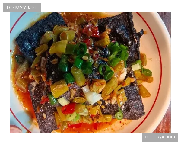 汪周雨刷街被拍：一手名牌一手地摊小吃，这反差笑死我